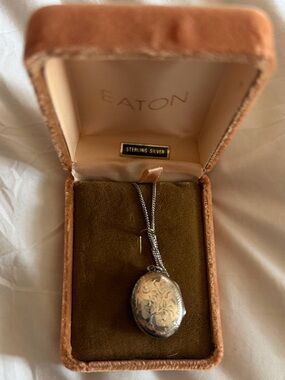 🍑 Vintage Eaton Sterling Silver Engraved Oval Locket Necklace with Velvet Box